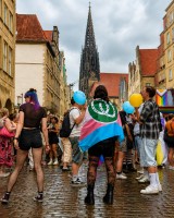 Mitten im CSD: Farben, Begegnungen und gute Stimmung vor der Lambertikirche. 